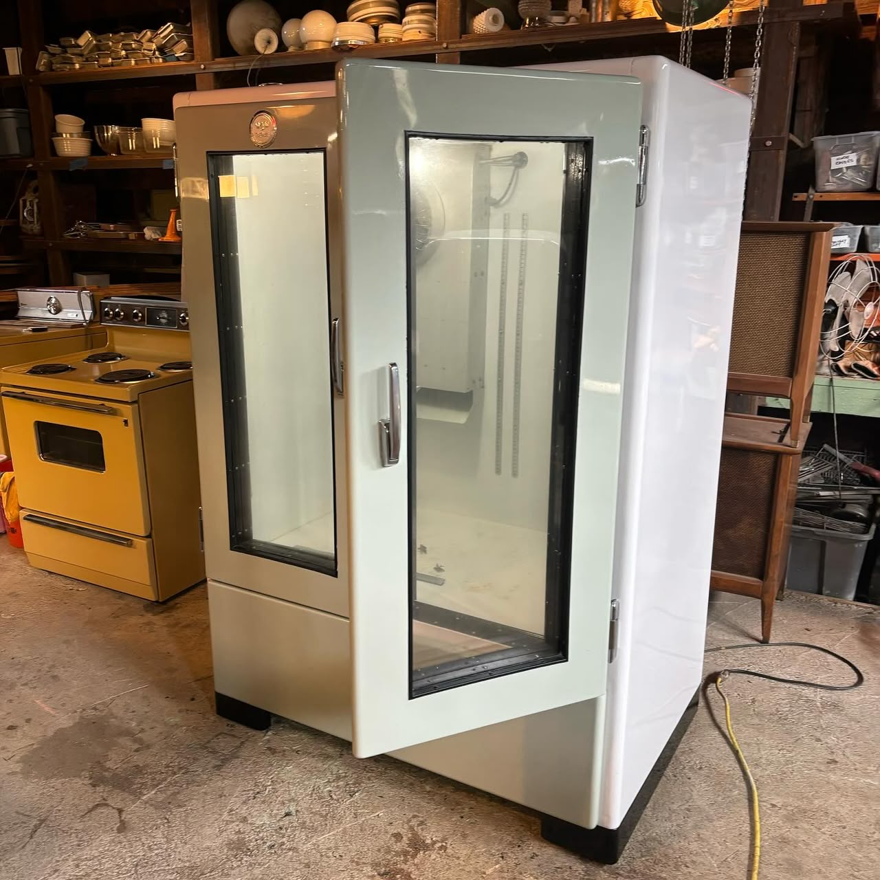 Glass-Door Display Refrigerator with Crown Fan